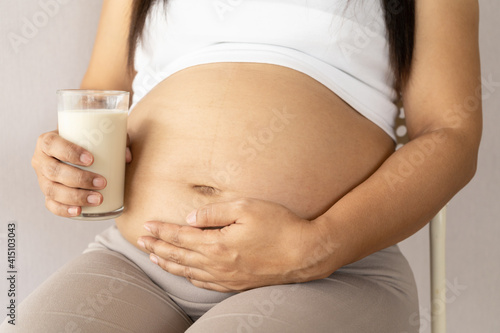 Pregnant women drink milk for the health of the fetus.