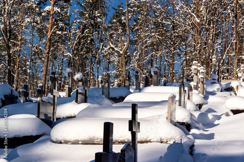 Fototapeta Naklejka Na Ścianę i Meble -  Śnieżna zima na Podlaskich cmentarzach, Polska