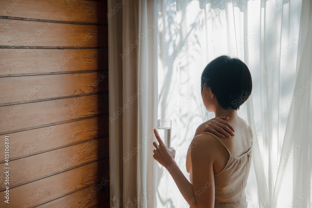水を飲む女性 水を飲む女性