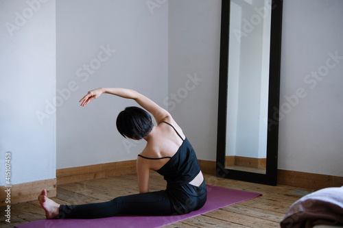 家でヨガをする女性