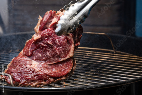 Canvas Print corte de carne de res ribeye a las brasas en la parrilla