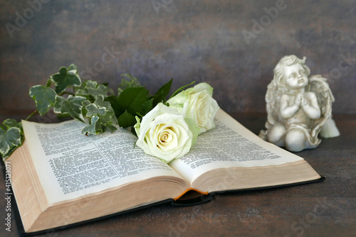 Engel mit Bibel und Rosen