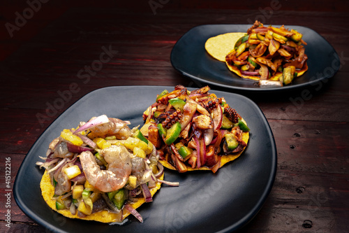 tostadas de mariscos ceviche camaron pulpo frutos del mar comida mexicana 
