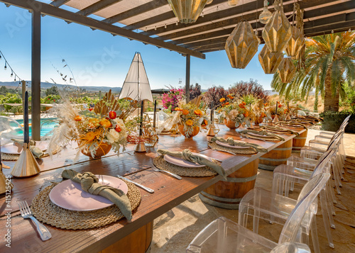 decoracion elegante con mezcla de flores y decoracion elegante mediterranea para boda cena elegante  