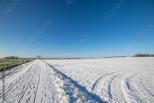 Verschneites Feld 06