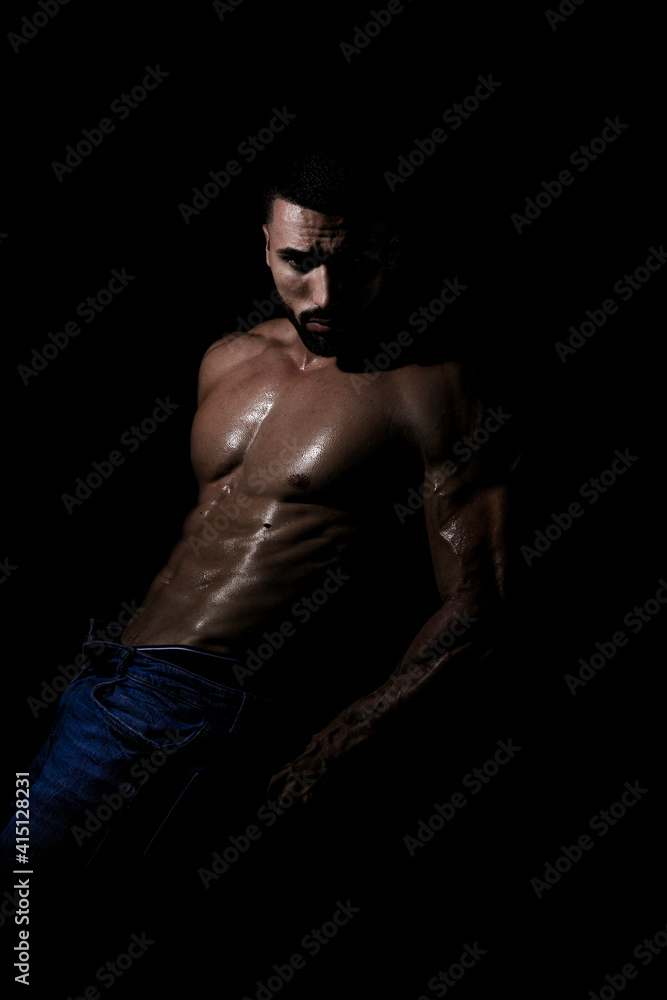 El cuerpo masculino perfecto - Impresionante culturista posando. Chico joven musculado. Aislado sobre fondo negro. Espacio para texto El cuerpo masculino perfecto - Impresionante culturista posando. Chico joven musculado. Aislado sobre fondo negro. Espacio para texto