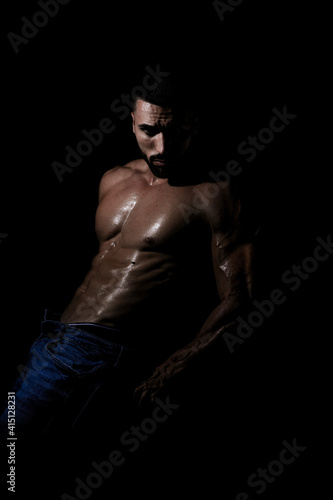 El cuerpo masculino perfecto - Impresionante culturista posando. Chico joven musculado. Aislado sobre fondo negro. Espacio para texto