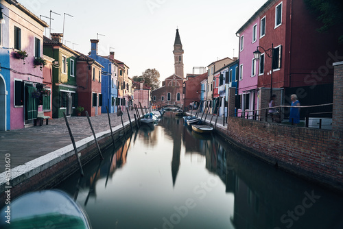 Fototapeta Naklejka Na Ścianę i Meble -  Bright colorful houses and buildings in Burano - streets of venice