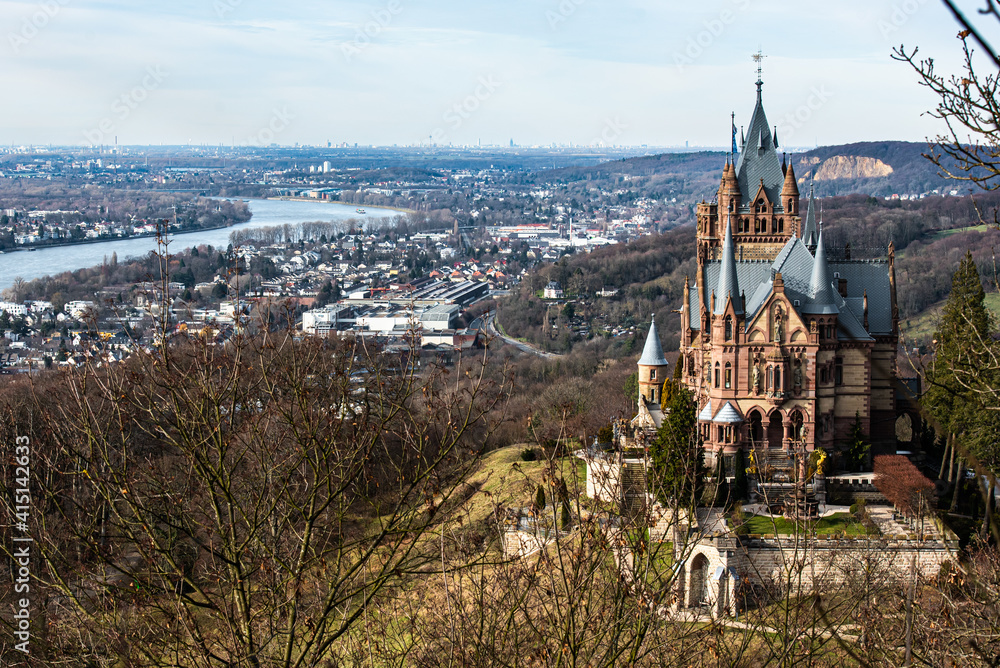 Naklejka premium Schloss Drachenburg auf dem Drachenfels vor dem Rheintal