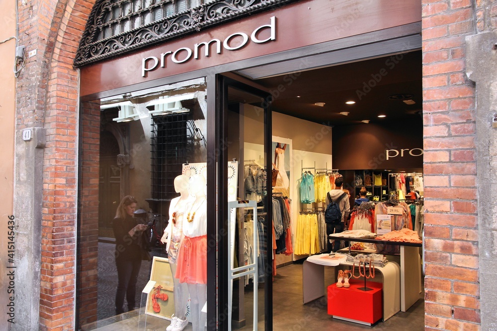 LUCCA, ITALY - APRIL 29, 2015: People visit Promod fashion store in Lucca,  Italy. Promod brand was created in France and has more than 1,000 stores.  foto de Stock | Adobe Stock