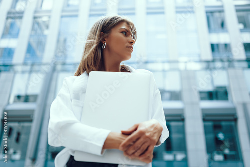 Free Download Young business woman in the city - GFXLoad