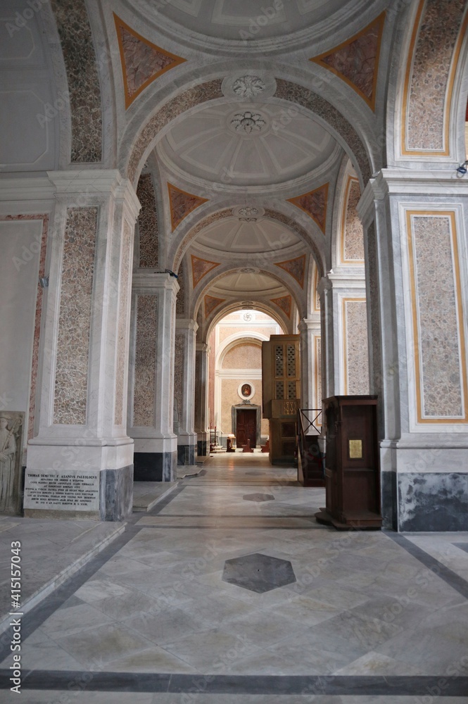 Napoli - Navata di sinistra della Basilica di San Giovanni Maggiore