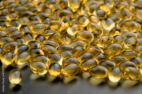 Fotografi Bunch of fish oil capsules as background.