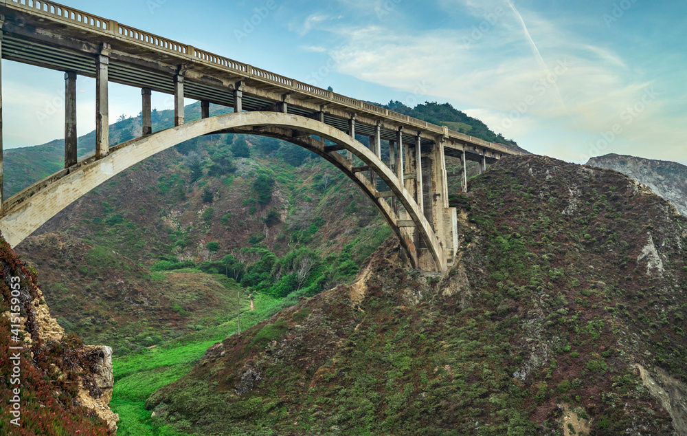 Fototapeta premium Bixby Creek Bridge on Highway One on the US West Coast heading south to Los Angeles, Big Sur, California, beautiful scenery, cliffs, Pacific Ocean. Concept, vacation, tourism, postcard photography and