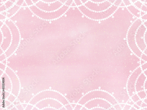 幾重にも連ねたパールとロマンチックなピンクの背景 © 桜 マチ