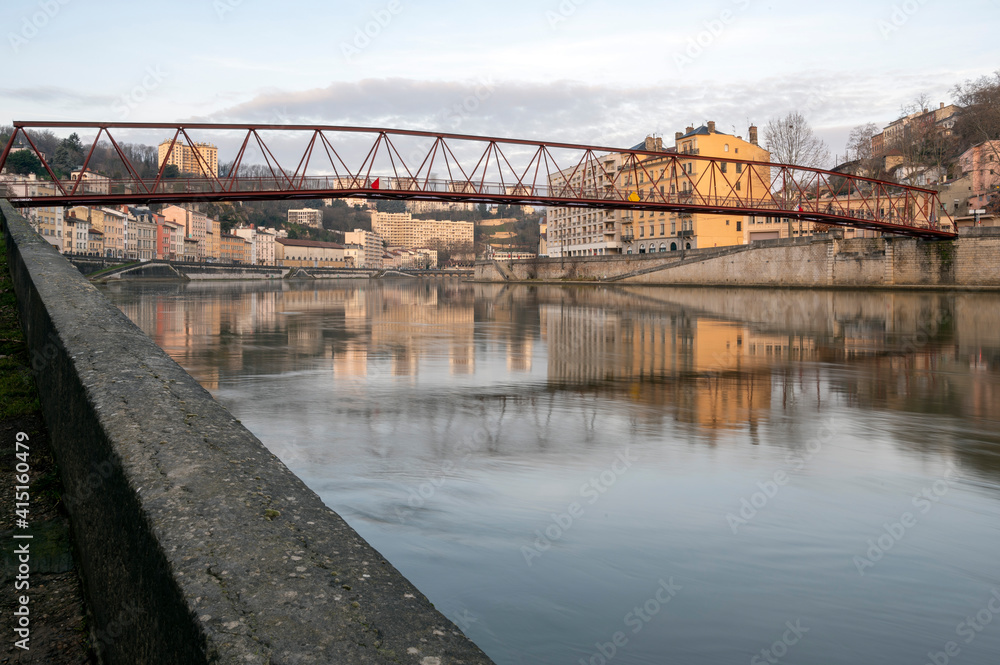 Berges de la Saône à Lyon à l'aube en hiver en France à la hauteur de la passerelle de l'Homme de la Roche Berges de la Saône à Lyon à l'aube en hiver en France à la hauteur de la passerelle de l'Homme de la Roche