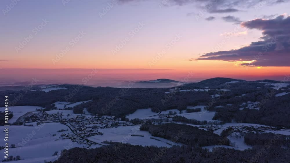 Filmmaterial eines Sonnenuntergang im Winter mit Schnee und Eis mit Blick von der Rusel in Richtung Schaufling und Landshut, Deutschland Filmmaterial eines Sonnenuntergang im Winter mit Schnee und Eis mit Blick von der Rusel in Richtung Schaufling und Landshut, Deutschland