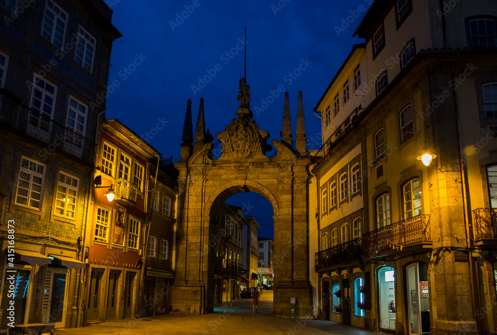 Una de las puertas antiguas de la ciudad de Braga con discreta iluminación nocturna