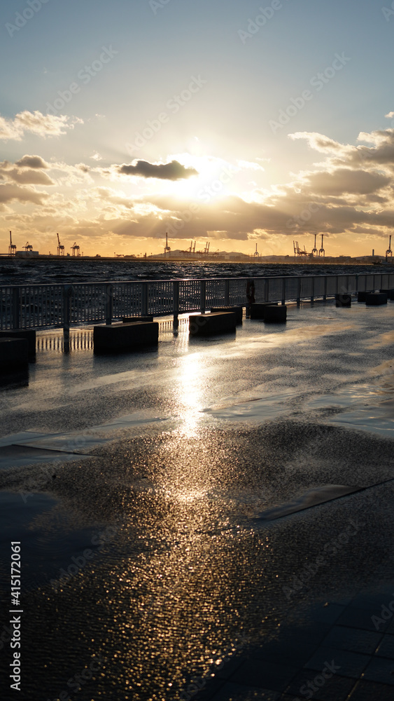 Obraz premium sunset in the harbor