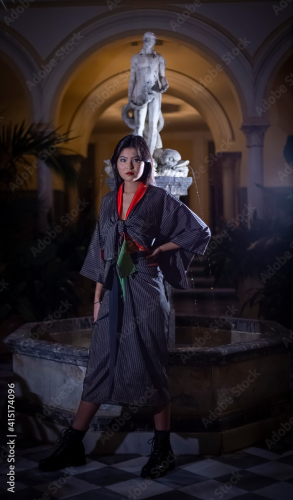 Joven asiática kimono moderno fuente noche