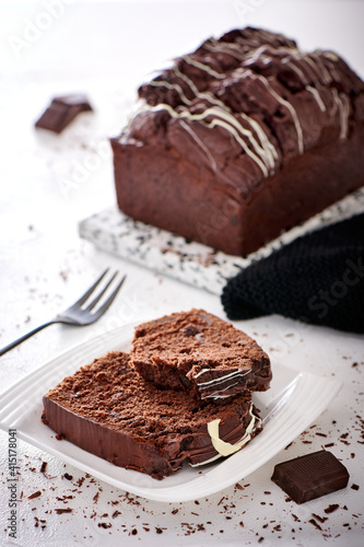 Schokokuchen mit einem abgebrochenen Stück photo