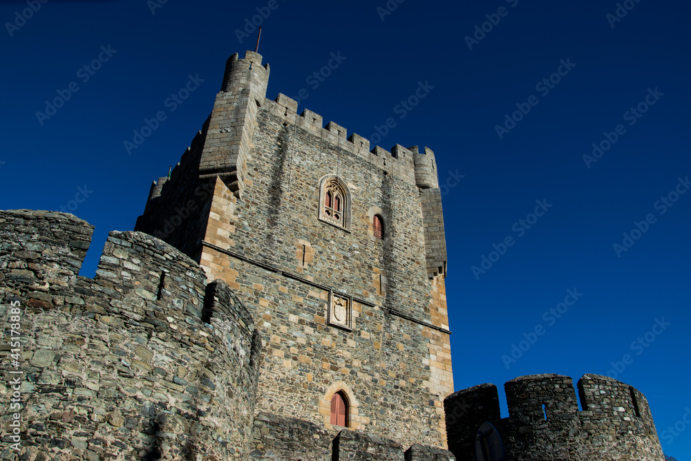 Imagen desde punto de vista bajo de las murallas y torreón principal del Castillo de Bragança, Portugal