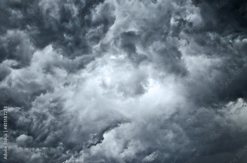 Obraz premium heavy gale black stormy clouds