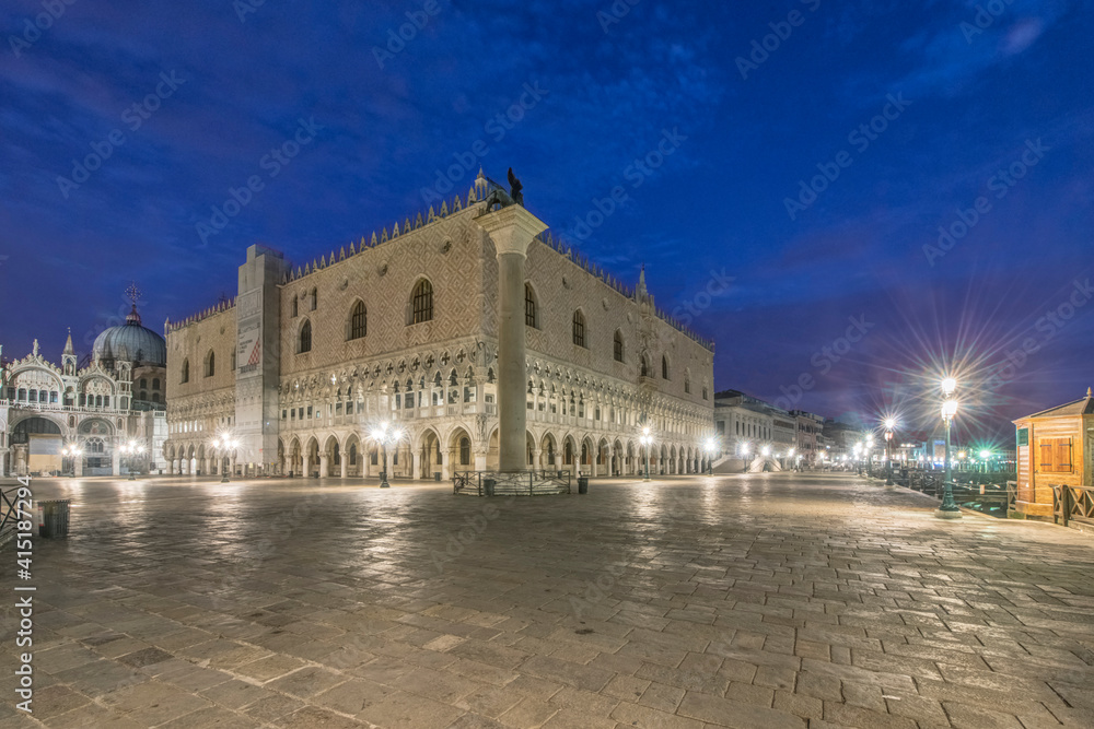 Obraz premium Italy, Venice. Doge's Palace at dawn