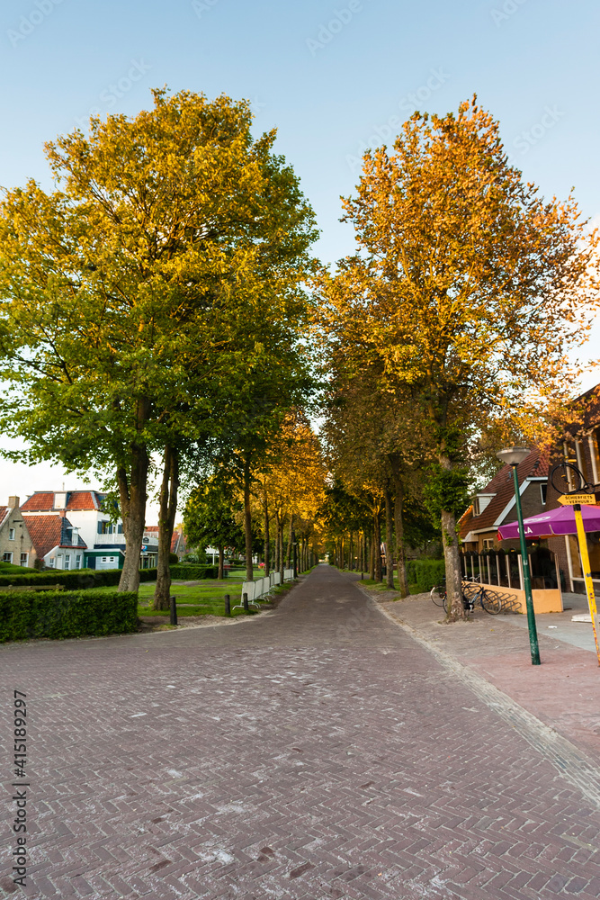 Obraz premium Straat in Schiermonnikoog, Street at Schiermonnikoog