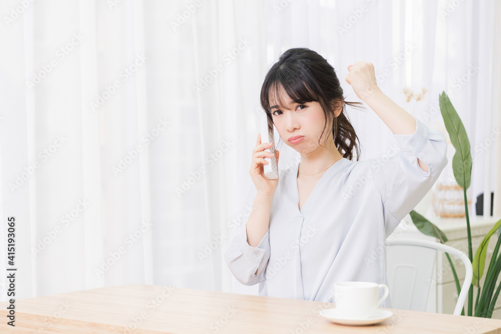 電話で話をする若い女性 電話で話をする若い女性