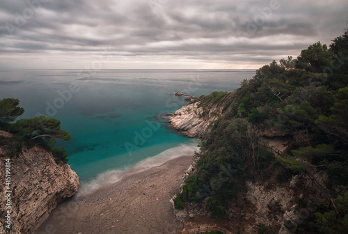 Una piccola spiaggia nel comune di Bergeggi incastonata tra scogliere a picco sul mare. Chiamata Punta Predani