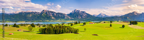 Fototapeta Naklejka Na Ścianę i Meble -  Panorama Landschaft im Allgäu, Bayern, im Frühling