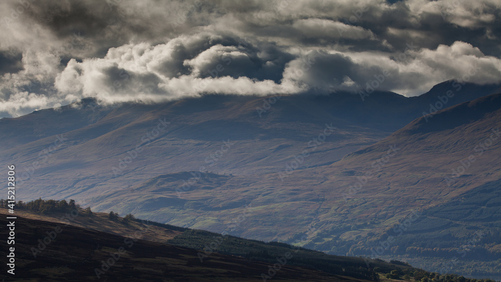 chmury klebiaste nad szczytami Scotland