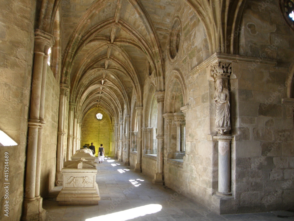 Claustro de Estilo Gótico inicial en la Catedral de Évora, Portugal