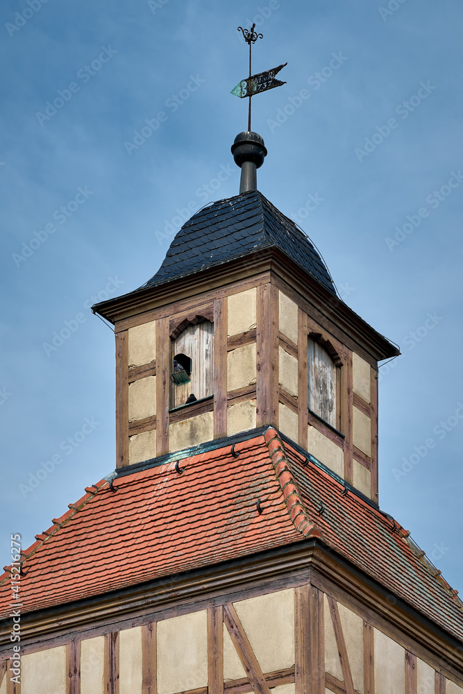 Taube am barocken Turmaufbau der denkmalgeschützten Dorfkirche Wildenbruch Taube am barocken Turmaufbau der denkmalgeschützten Dorfkirche Wildenbruch
