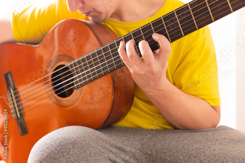 Foto Young middle-aged man playing Spanish guitar.music concept