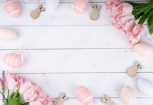 Ostern Hintergrundbild. Ostereier, rosa Blumen und Hasen auf weißem Holz mit Textfreifläche. 