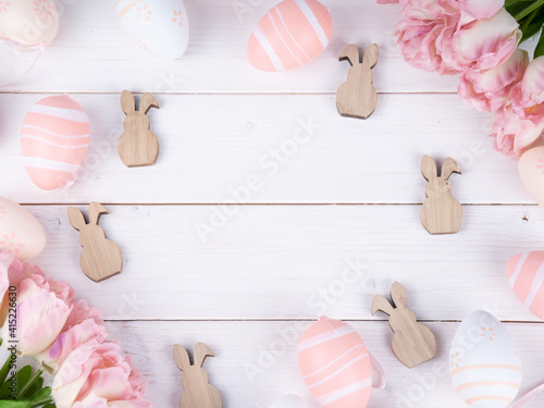 Ostern Hintergrundbild. Ostereier, Blumen und Hasen auf weißen Holzbrettern mit Textfreifläche. 