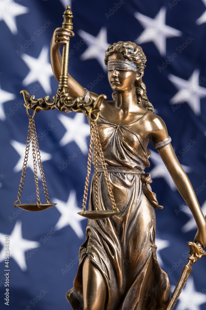 Obraz premium The statue of justice Themis or Justitia, the blindfolded goddess of justice against the flag of the United States of America, as a legal concept