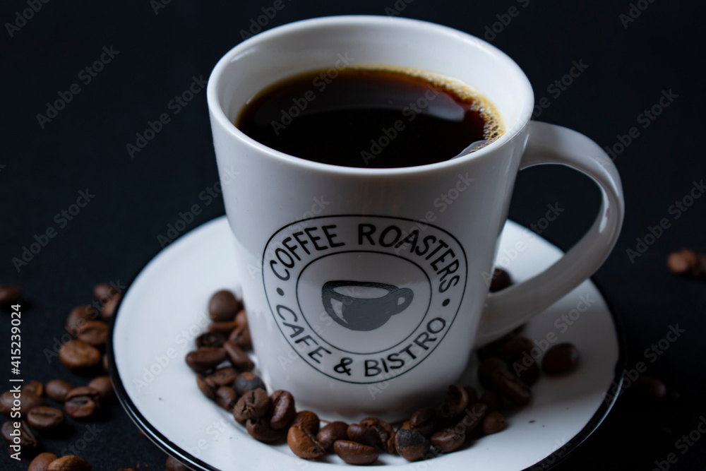 Obraz premium white coffee cup with coffee and beans