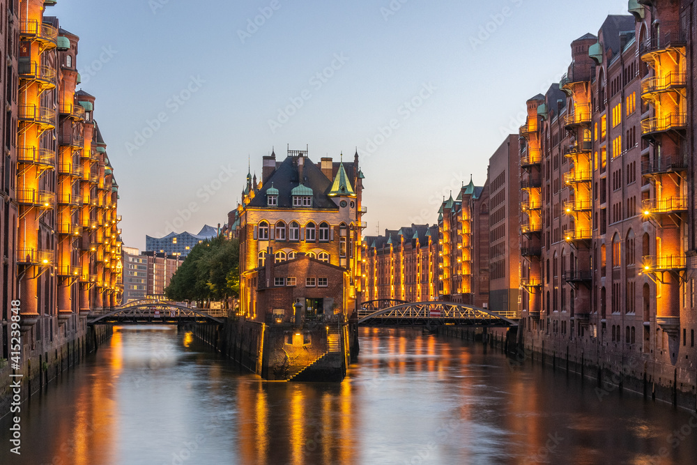 Hamburg - Speicherstadt Wasserschloss illuminiert
