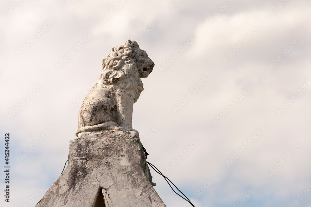 Obraz premium Abandoned Chinese house 