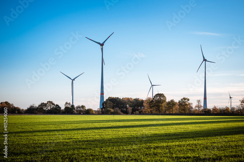 Windräder im Abendlicht