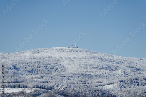 Ausblick auf den Hausberg Brocken im Winter bei Schnee und Eis. Kaiserwetter