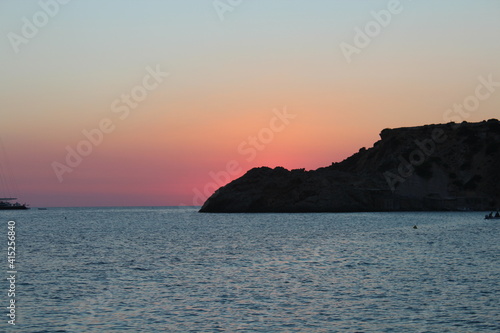 Abendstimmung nach Sonnenuntergang am Meer