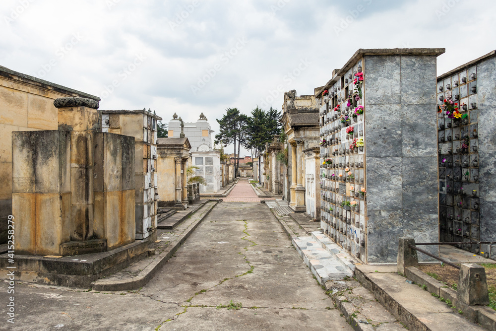 Une allée dans  le Cimetière Central de Bogota, 