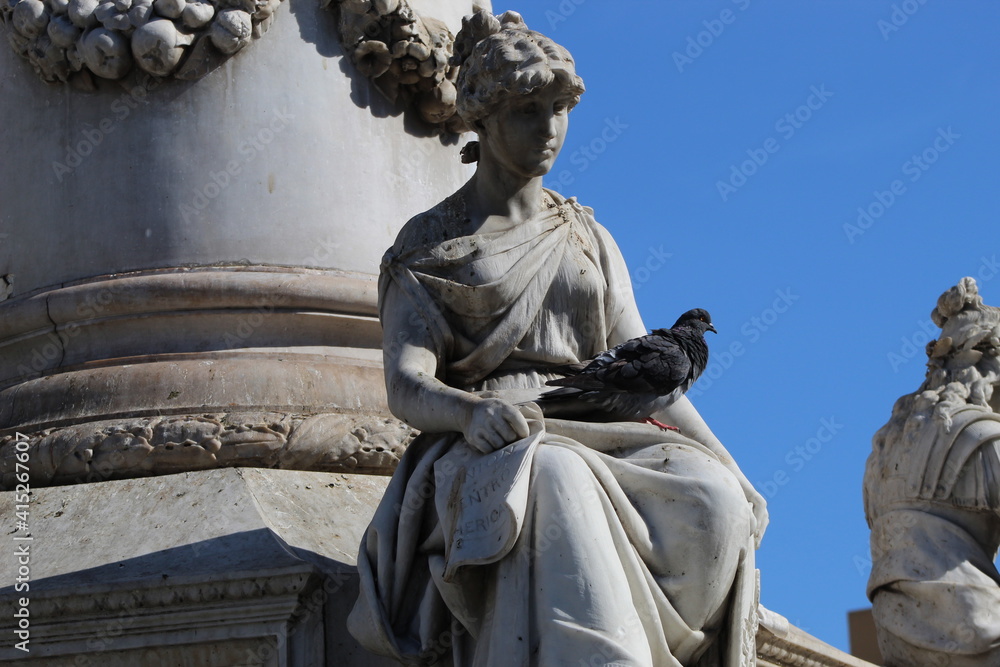 Fototapeta premium statue in the city center