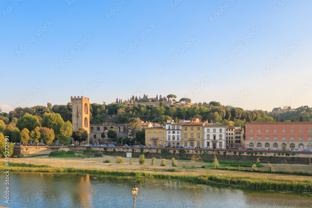Vista al fondo de la Plaza Michelangelo en la rivera conocida como Lungarno en Florencia, Toscana, Italia