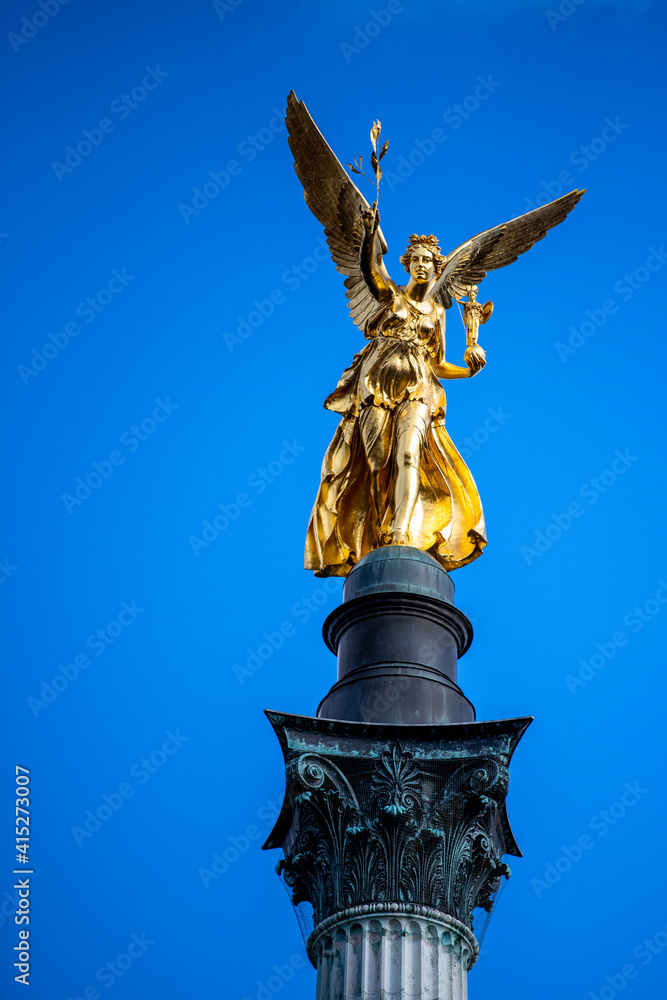 Fototapeta premium Friedensengel in München mit blauem ohne Wolken, Bayern