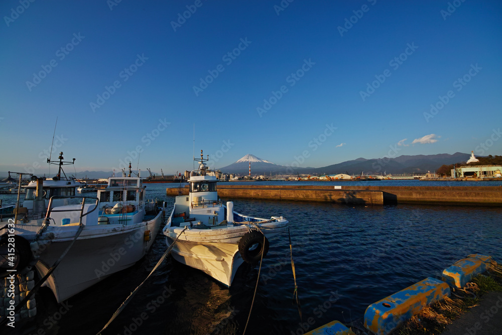 Fototapeta premium 田子の浦漁港から見た富士山